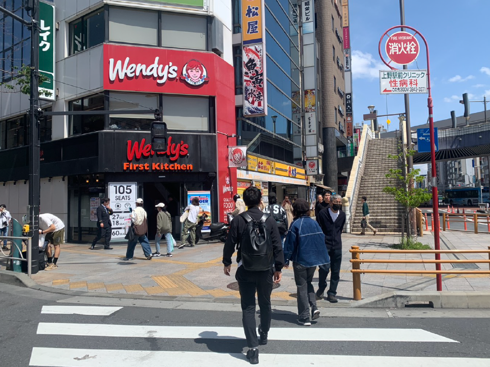 Wendy'sと松屋の前