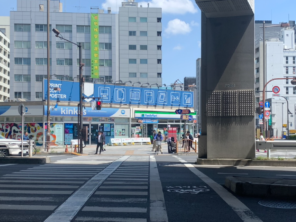 横断歩道を渡り、ファミリーマートの前