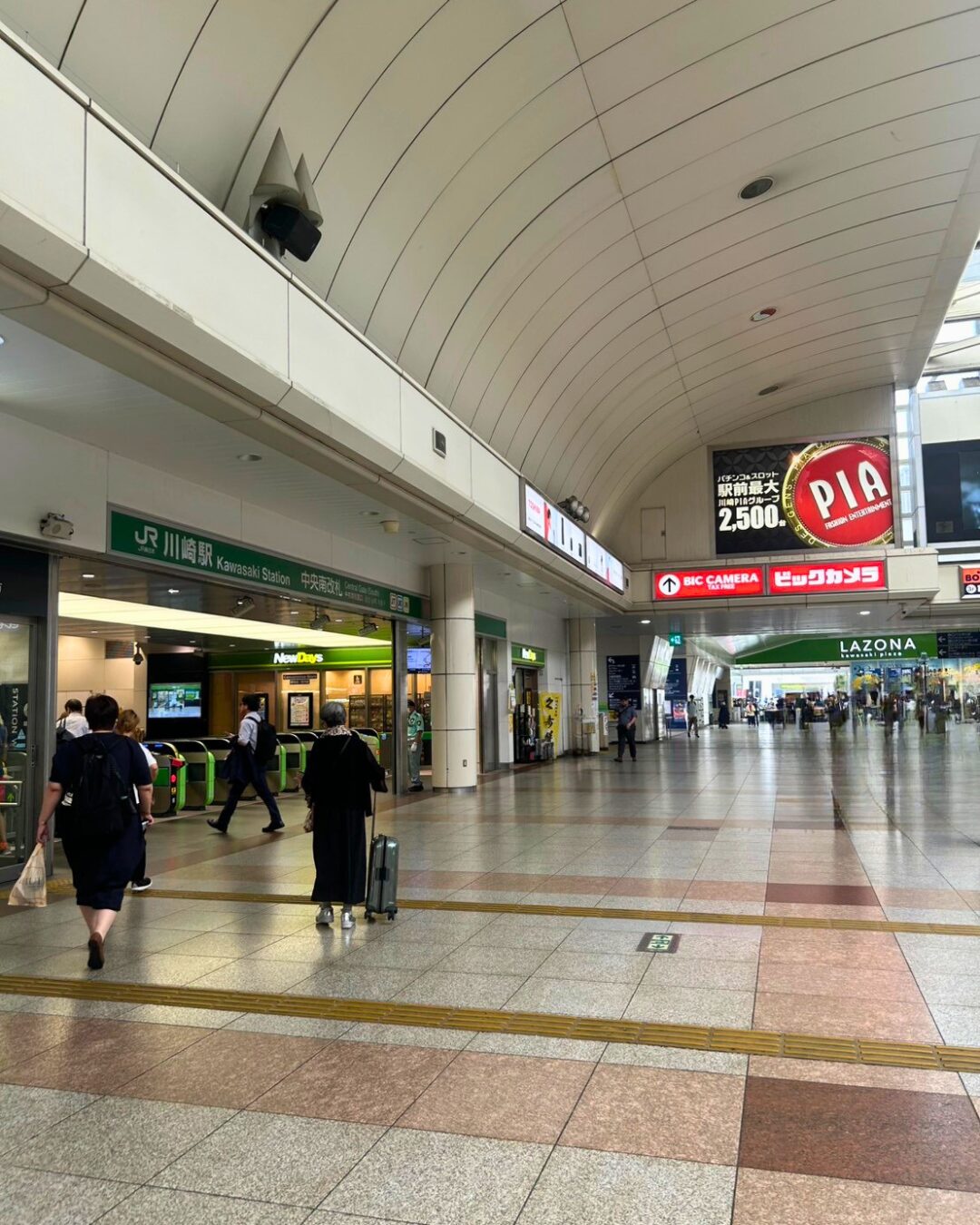 シープス川崎への道案内 川崎駅中央改札を出てラゾーナ方面へ向かう写真