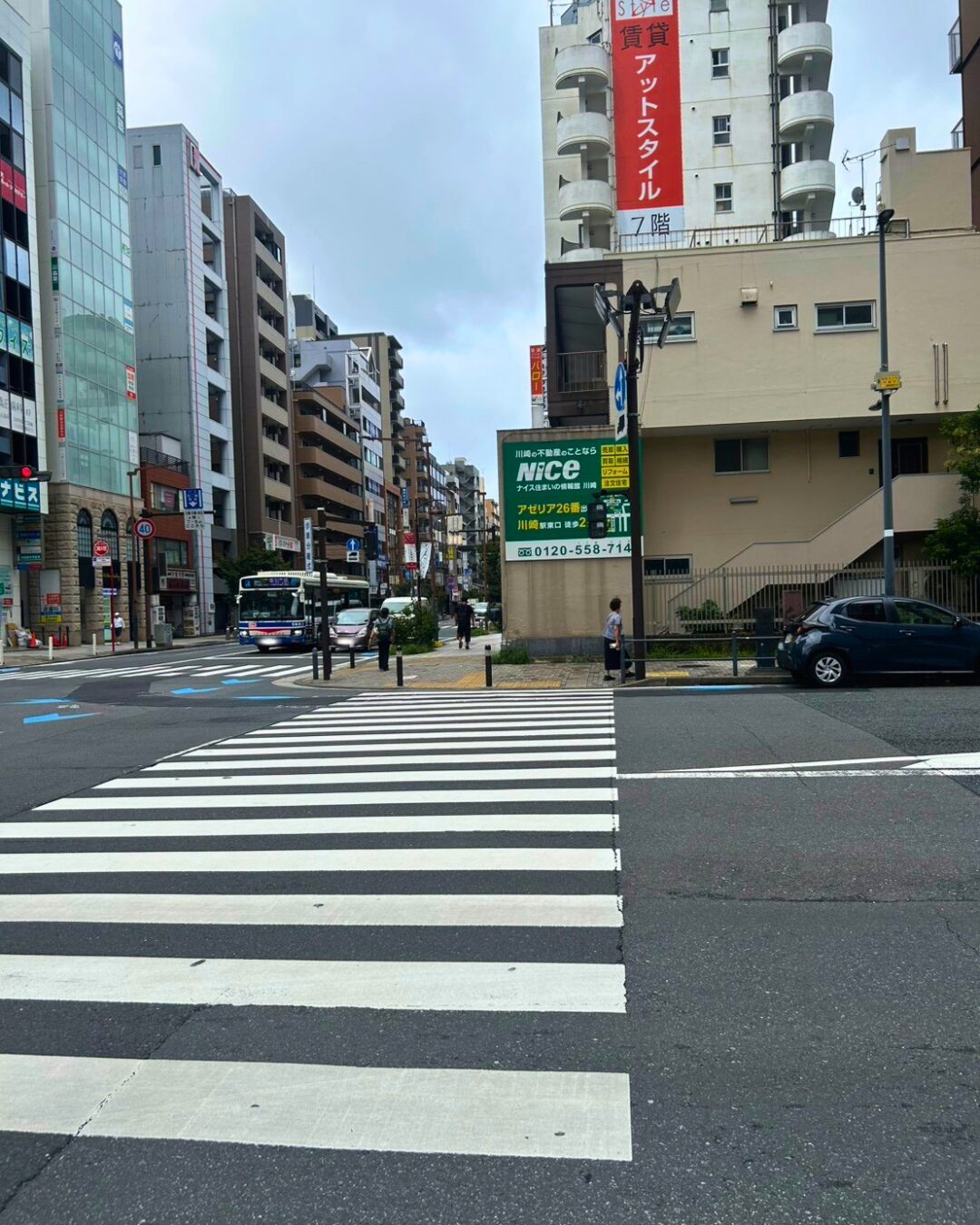 シープス川崎の道案内 信号を渡って直進の写真